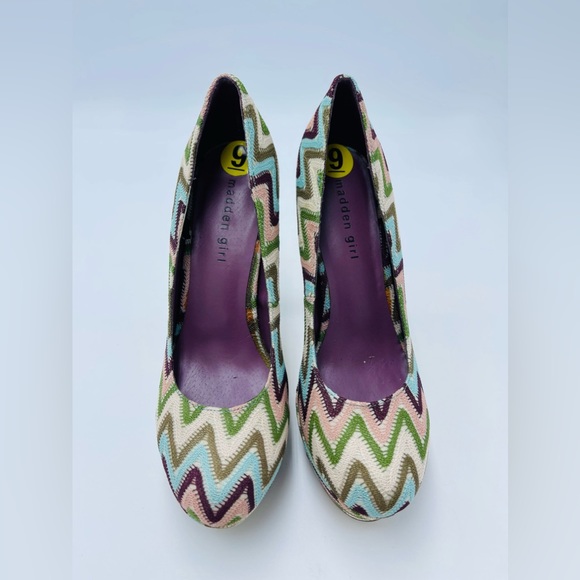 Madden Girl “Malley” Zigzag Chevron Multi Color Green Beige Platform Pumps - Picture 5 of 8